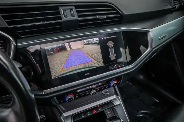 Audi Q3 view 15