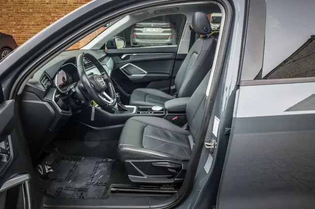 Audi Q3 view 11
