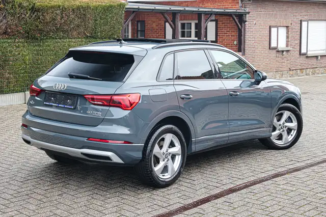 Audi Q3 view 5