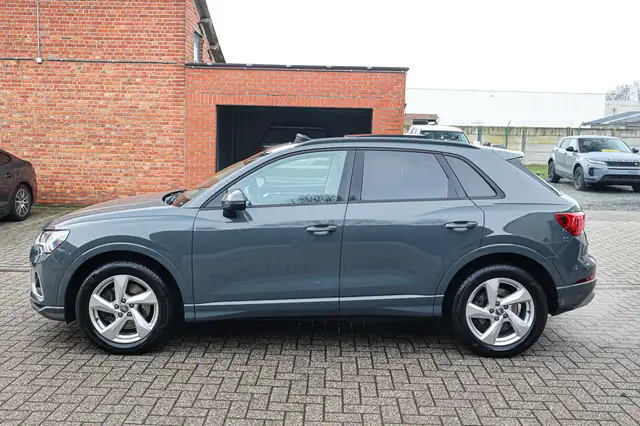 Audi Q3 view 8