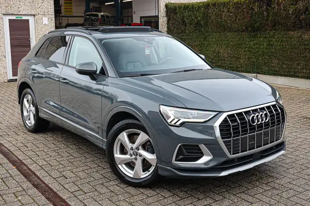 Audi Q3 view 3