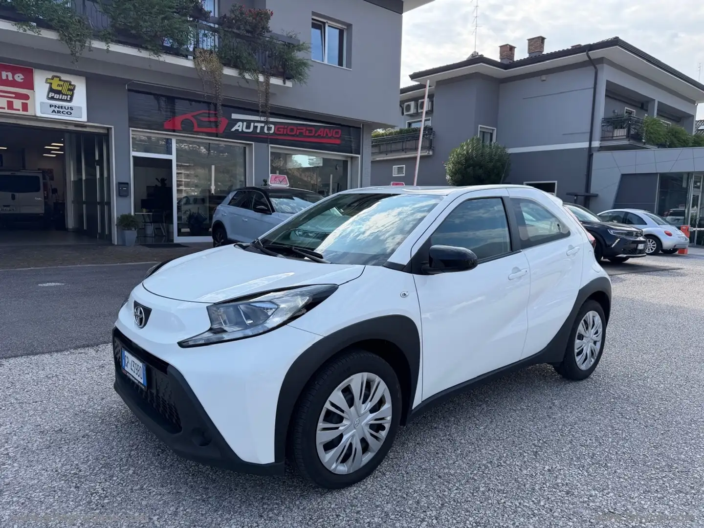 Toyota Aygo X 1.0 VVT-i 72 CV 5p. Active Bianco - 1