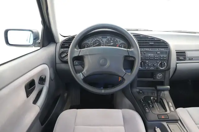 BMW 3 Series view 22