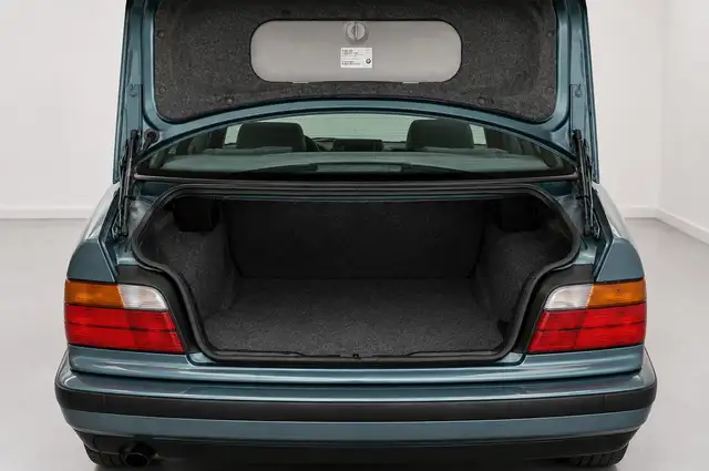 BMW 3 Series view 25