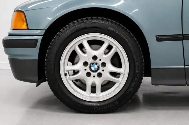 BMW 3 Series view 26