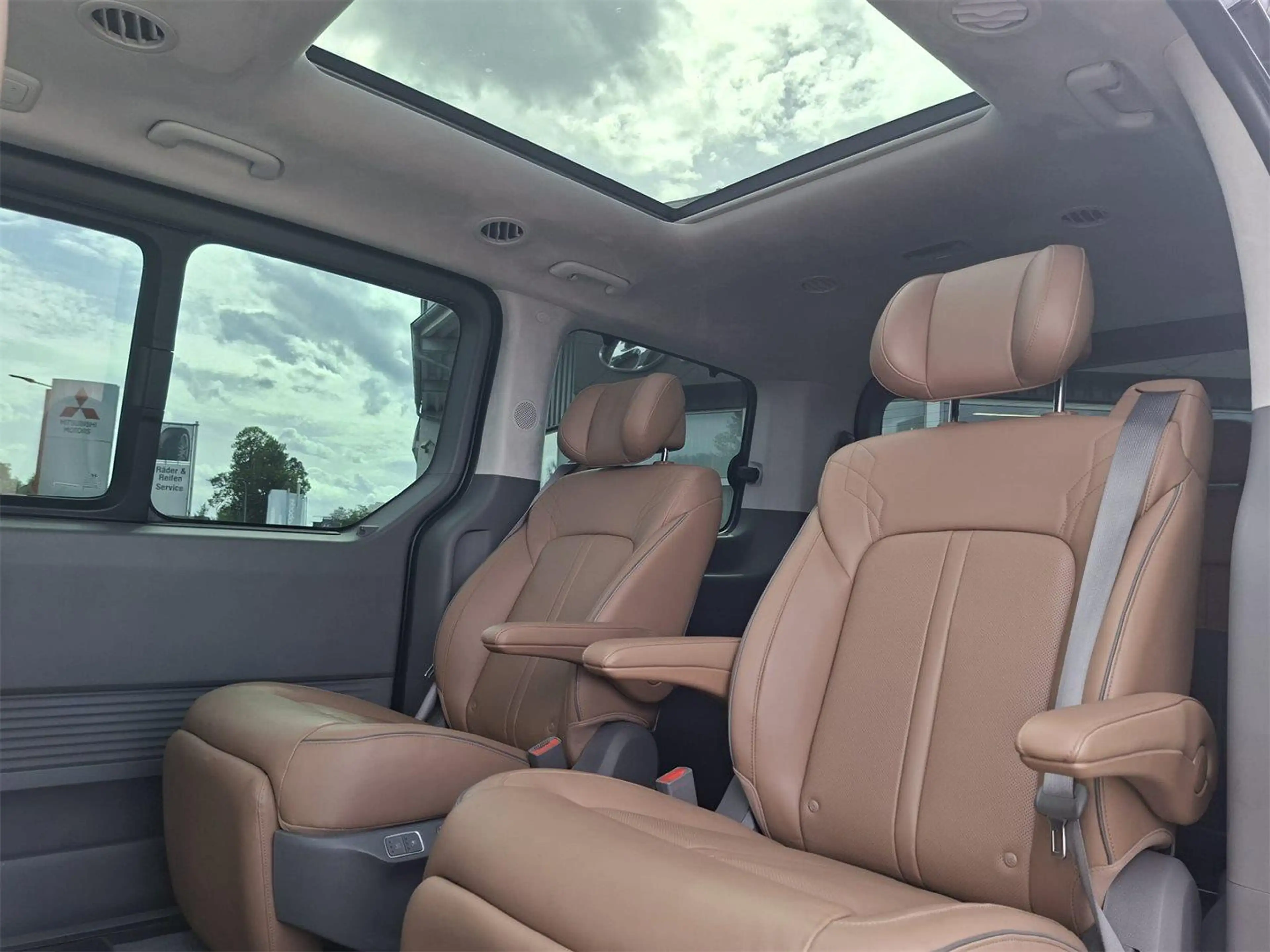 Hyundai STARIA Bus Luxury Line 2.2 CRDi 4WD DCT BARPREIS — photo 6