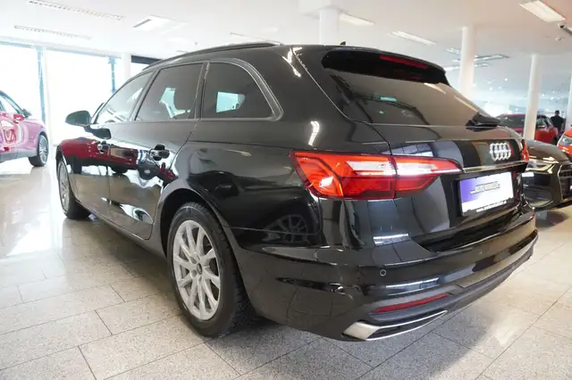 Audi A4 view 4