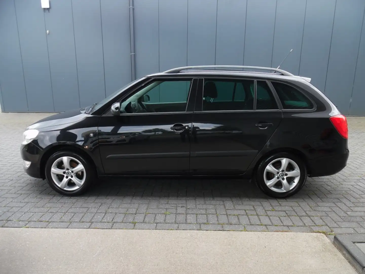 Skoda Fabia 1.2 TDI AMBITION Schwarz - 2