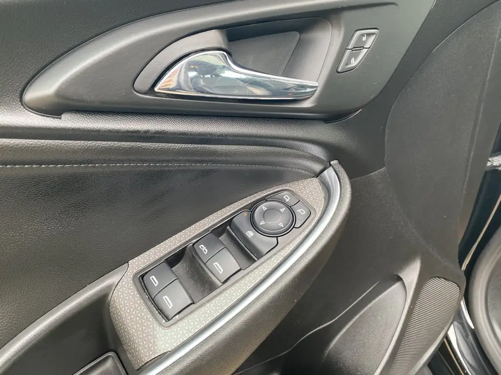2020 Chevrolet Malibu LT | Powered MoonRoof | Rear Cam | Push Start — photo 5