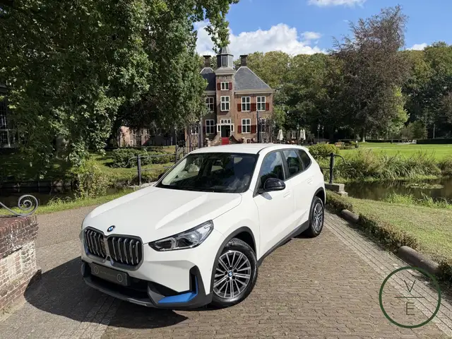 BMW iX1 xDrive30 Launch Edition 67 kWh | HUD | 360 | Keyle
