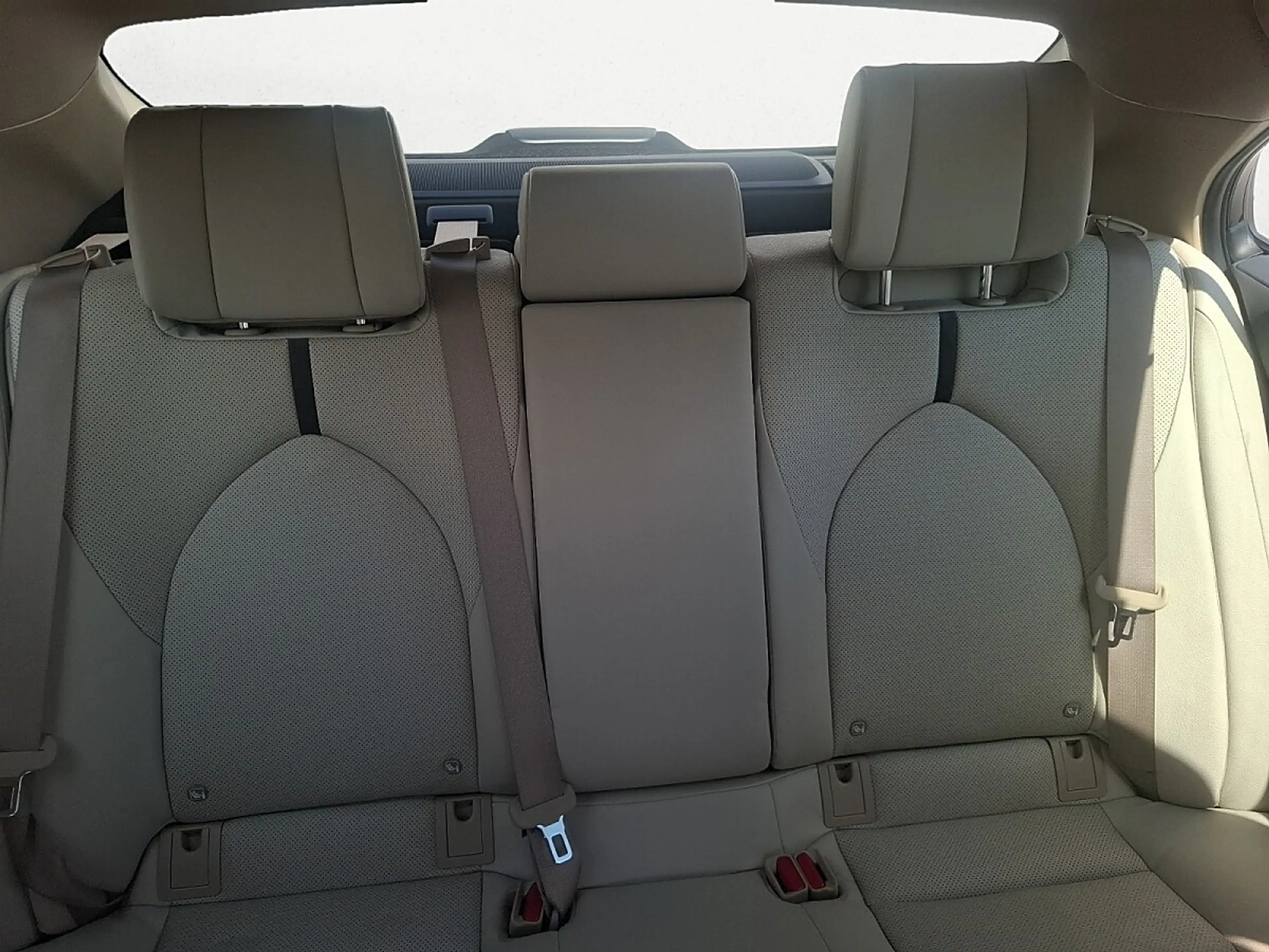 Toyota Camry 2,5 Hybrid 218PS VIP | Vermittlungsverkauf — photo 13