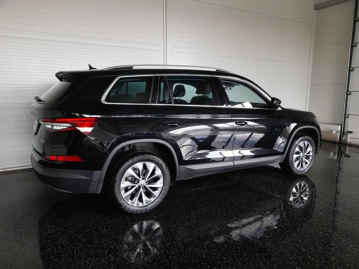 Skoda Kodiaq STYLE 4x4 2,0 TDI DSG *7-SITZE / FAMILY PAKET / MATRIX-LED / AHV & KAMERA / VIRTUELL / NAVI / MEMORY SPORTSITZE* Schwarz - 2