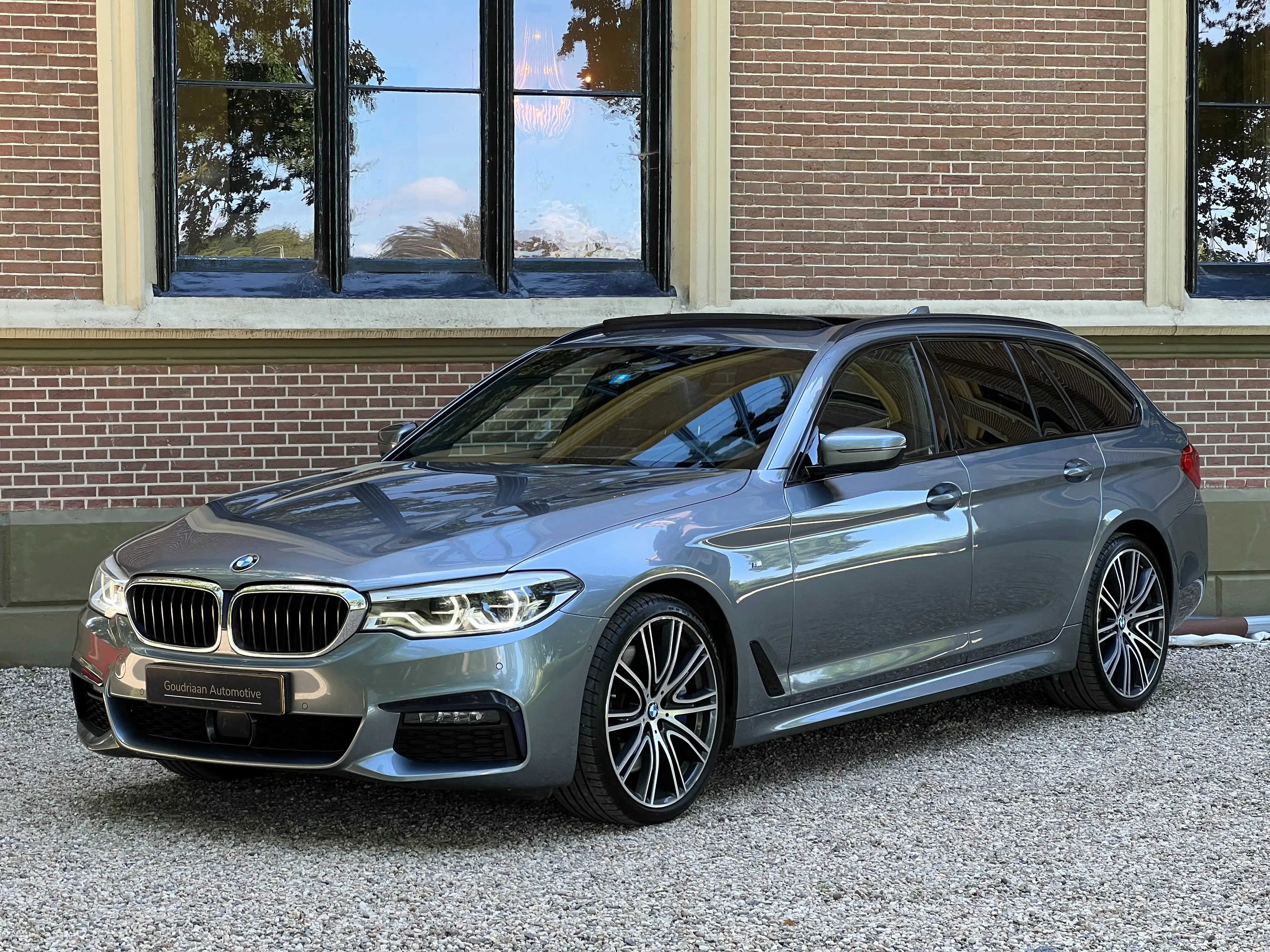 BMW 540 i Touring xDrive M-Sport | ACC | Pano | Trekhaak — photo 2