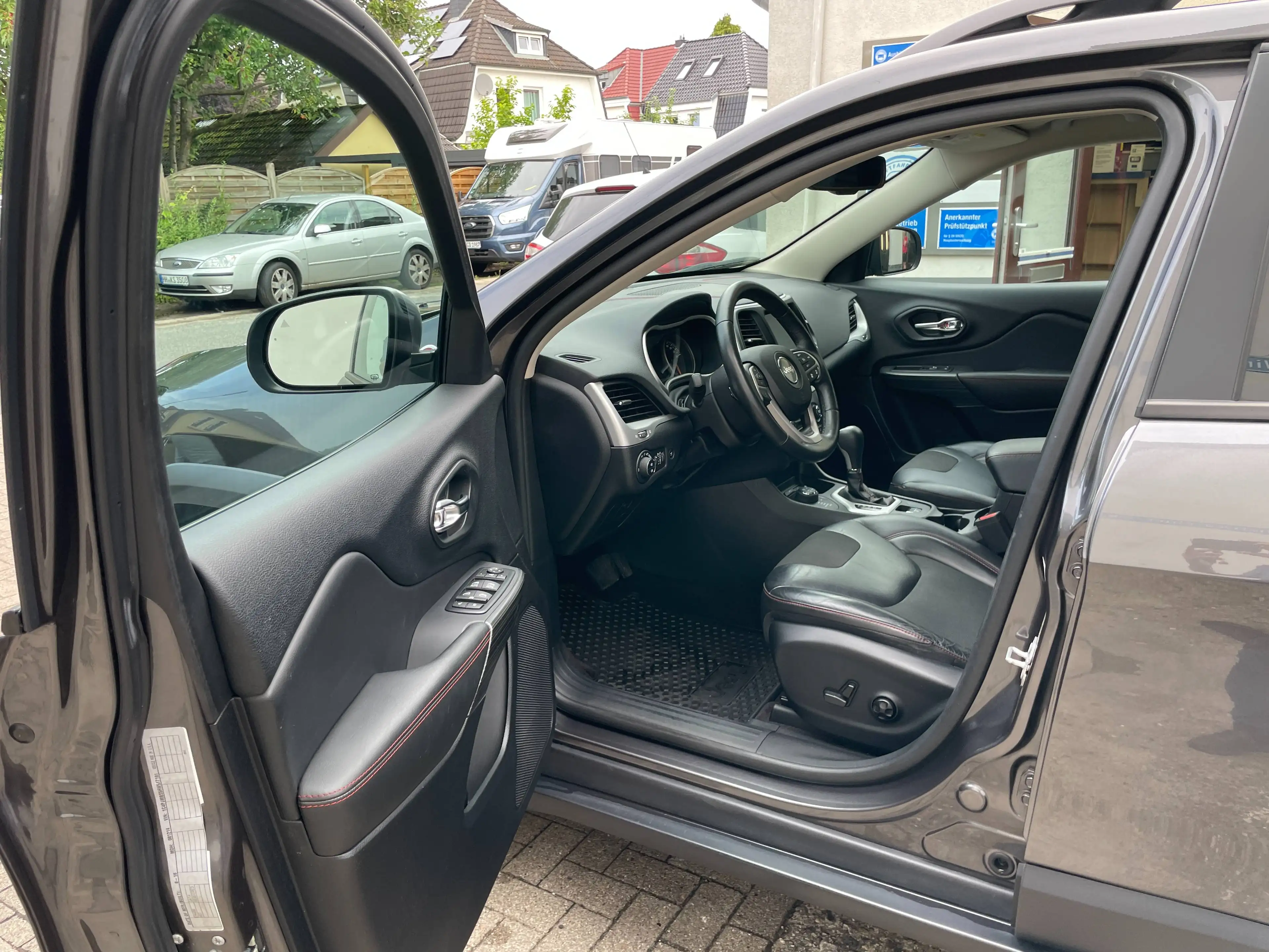 Jeep Cherokee Trailhawk 4WD — photo 12