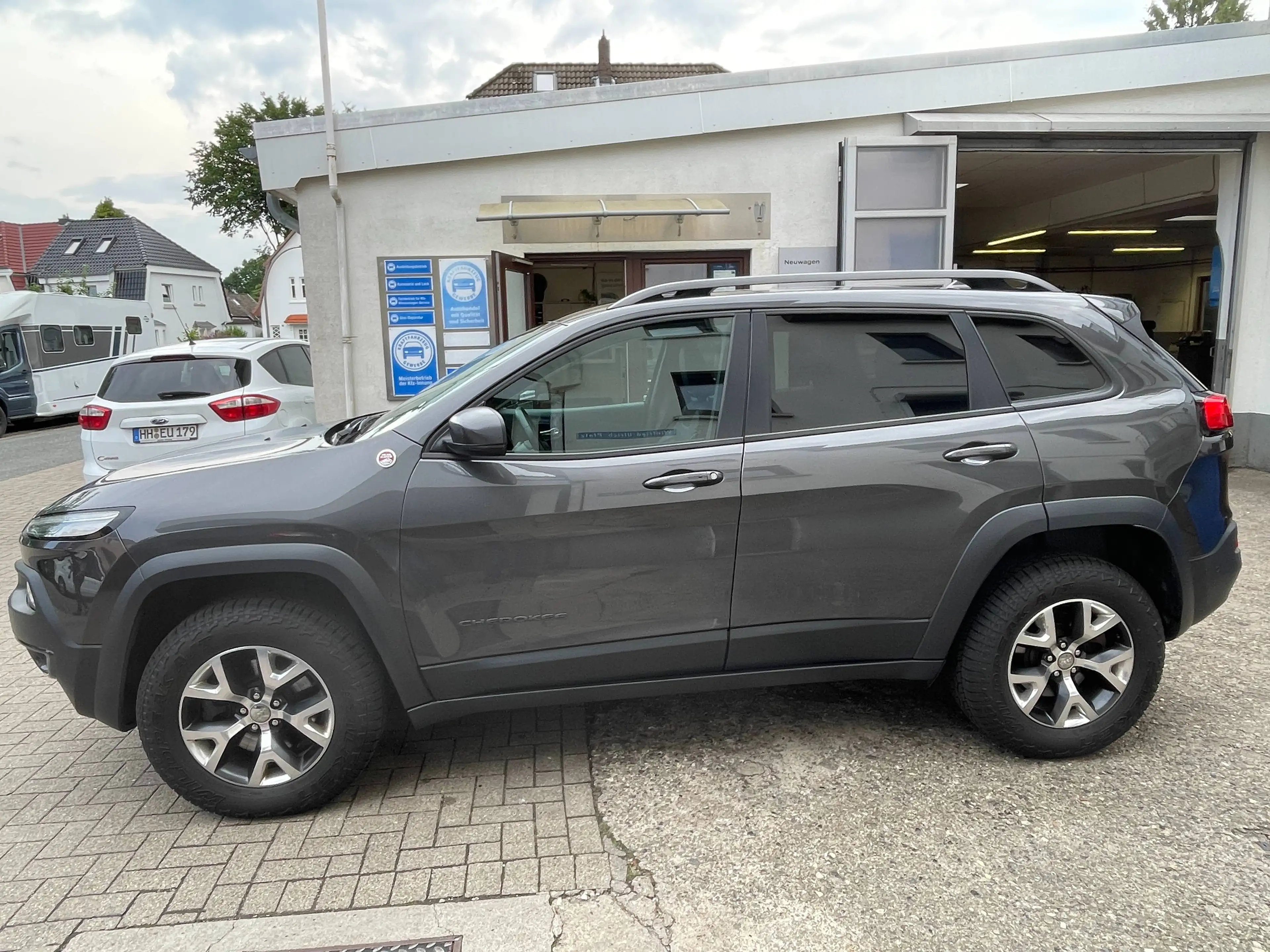 Jeep Cherokee Trailhawk 4WD — photo 8