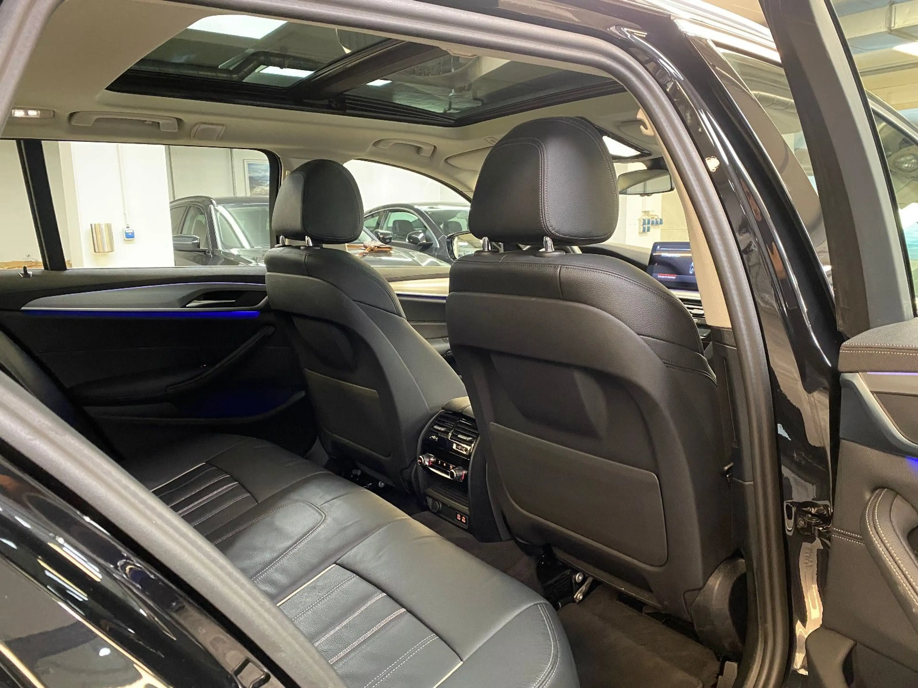 BMW 520 d xDrive Luxury Line - Pano - Laser - AHK — photo 9