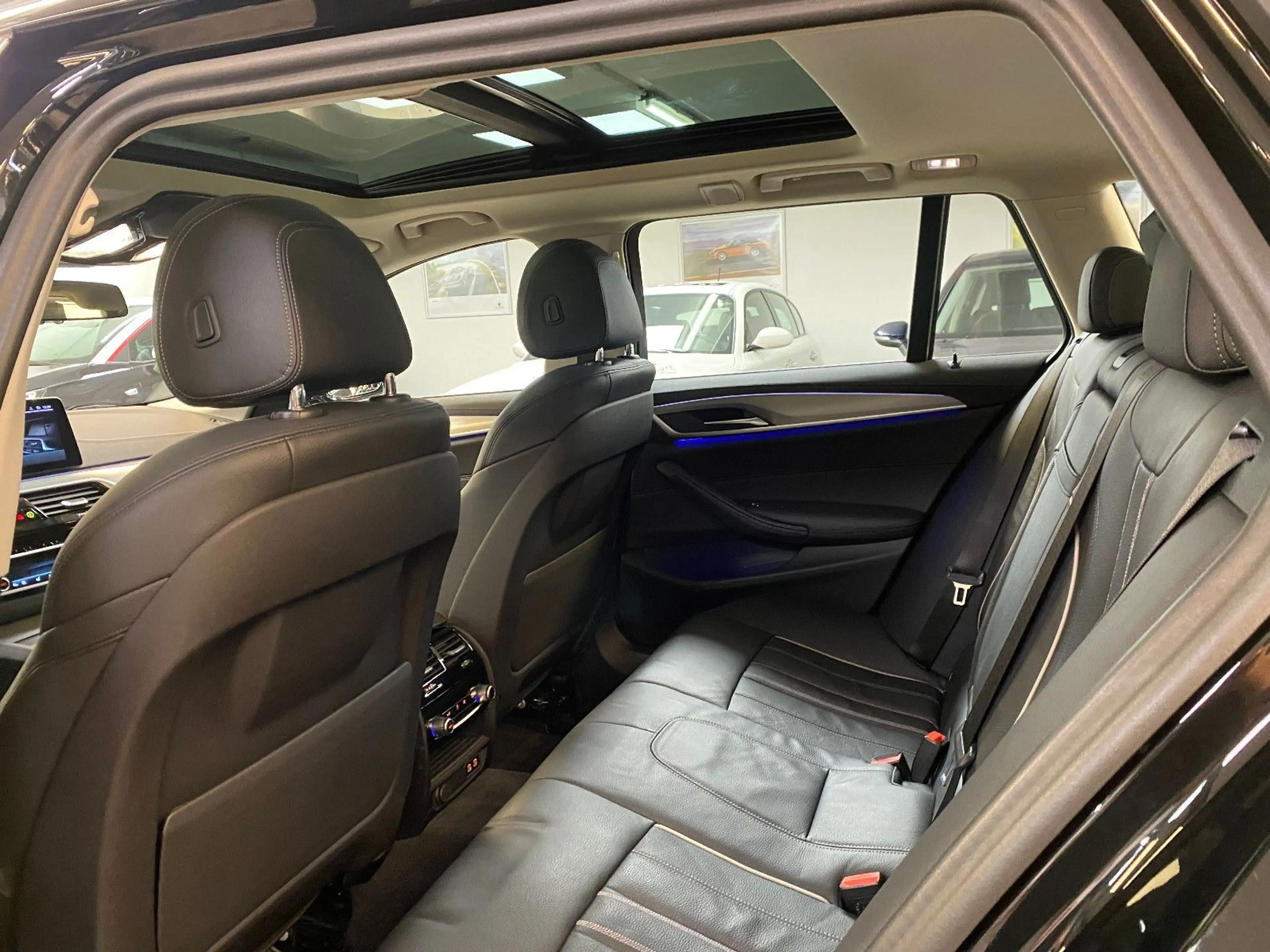 BMW 520 d xDrive Luxury Line - Pano - Laser - AHK — photo 11