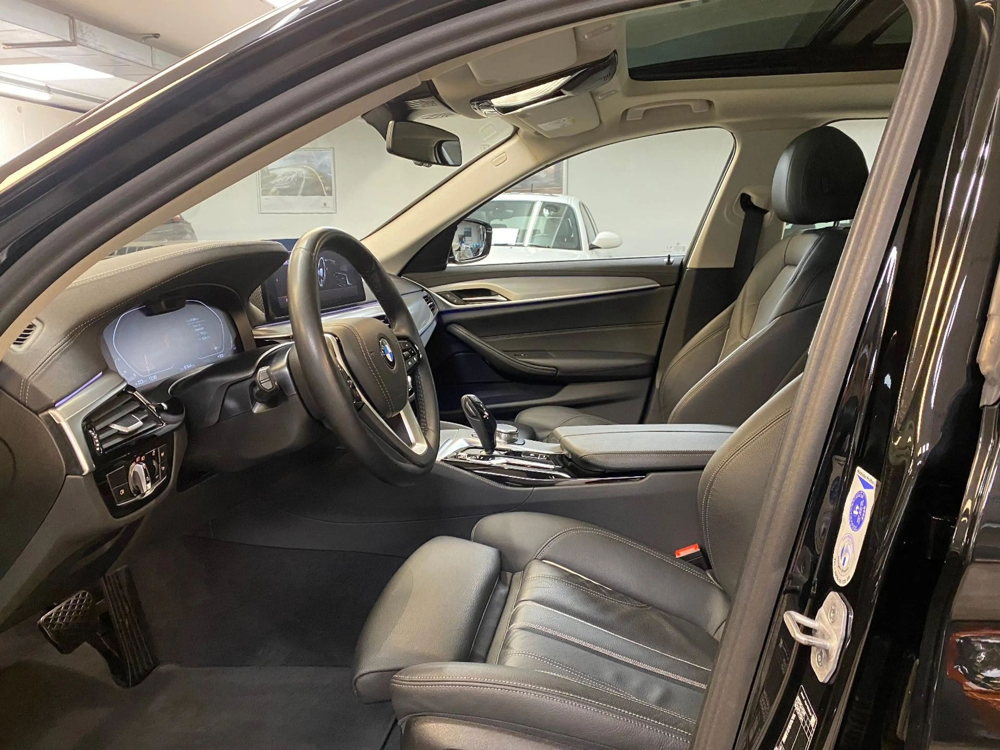 BMW 520 d xDrive Luxury Line - Pano - Laser - AHK — photo 13