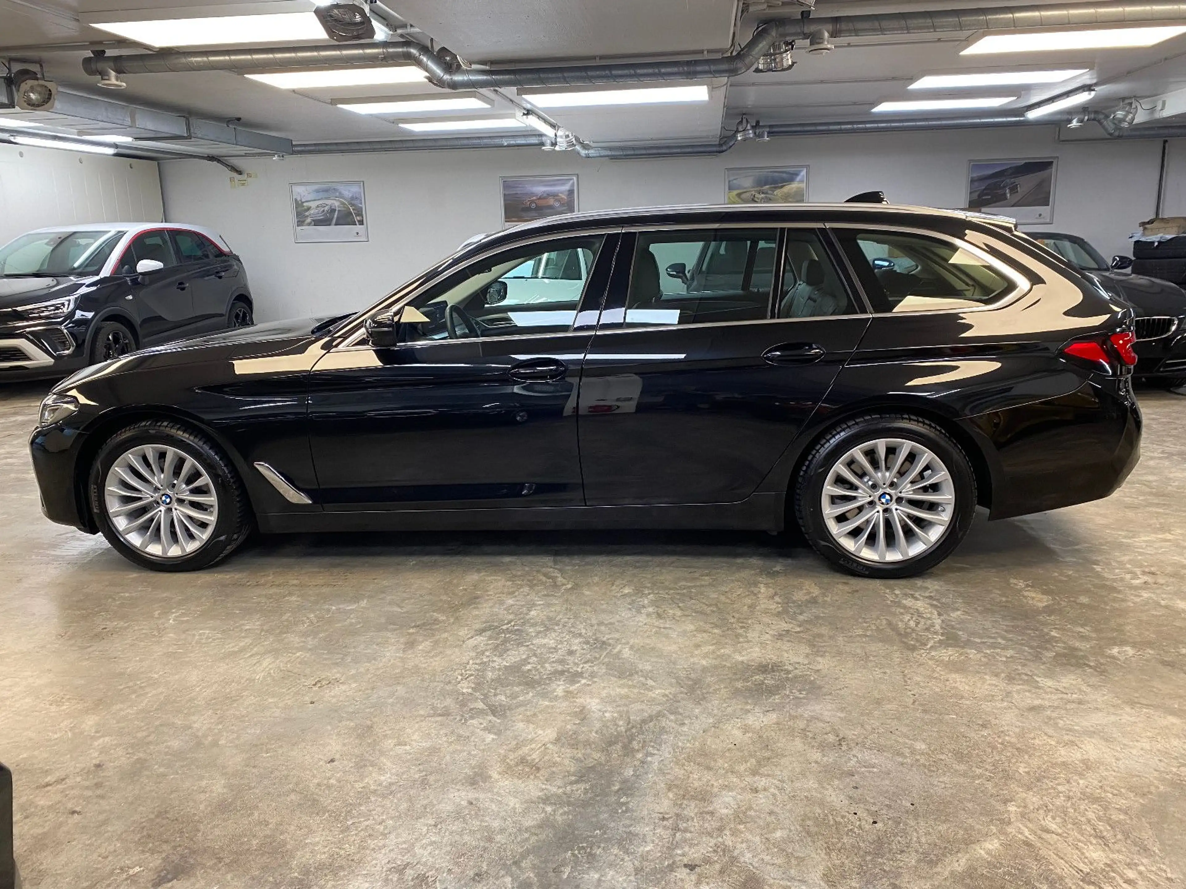 BMW 520 d xDrive Luxury Line - Pano - Laser - AHK — photo 2