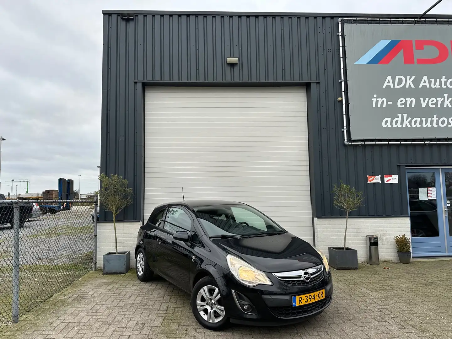 Opel Corsa 1.4-16V Cosmo AIRCO/CRUISE/PDC/STOELVERW/LM VELGEN Zwart - 2
