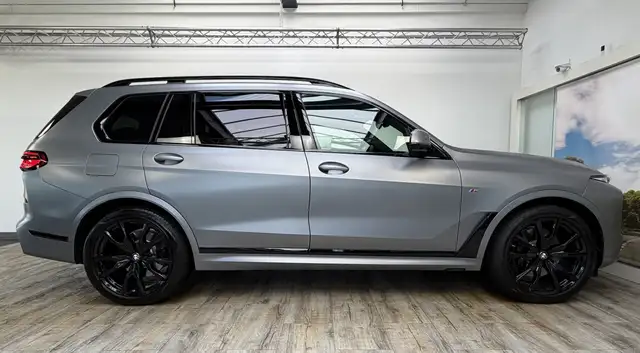 BMW X7 view 4
