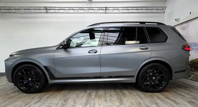 BMW X7 view 3