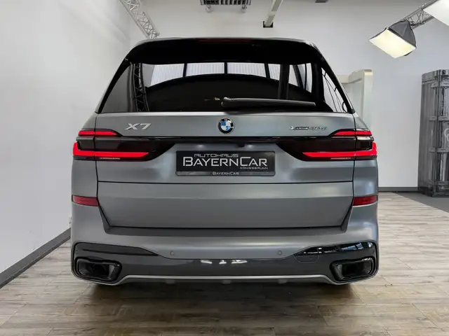 BMW X7 view 5