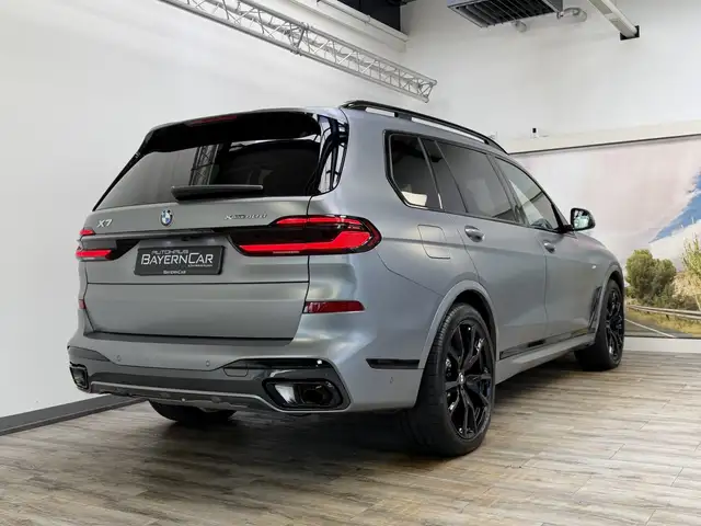 BMW X7 view 6