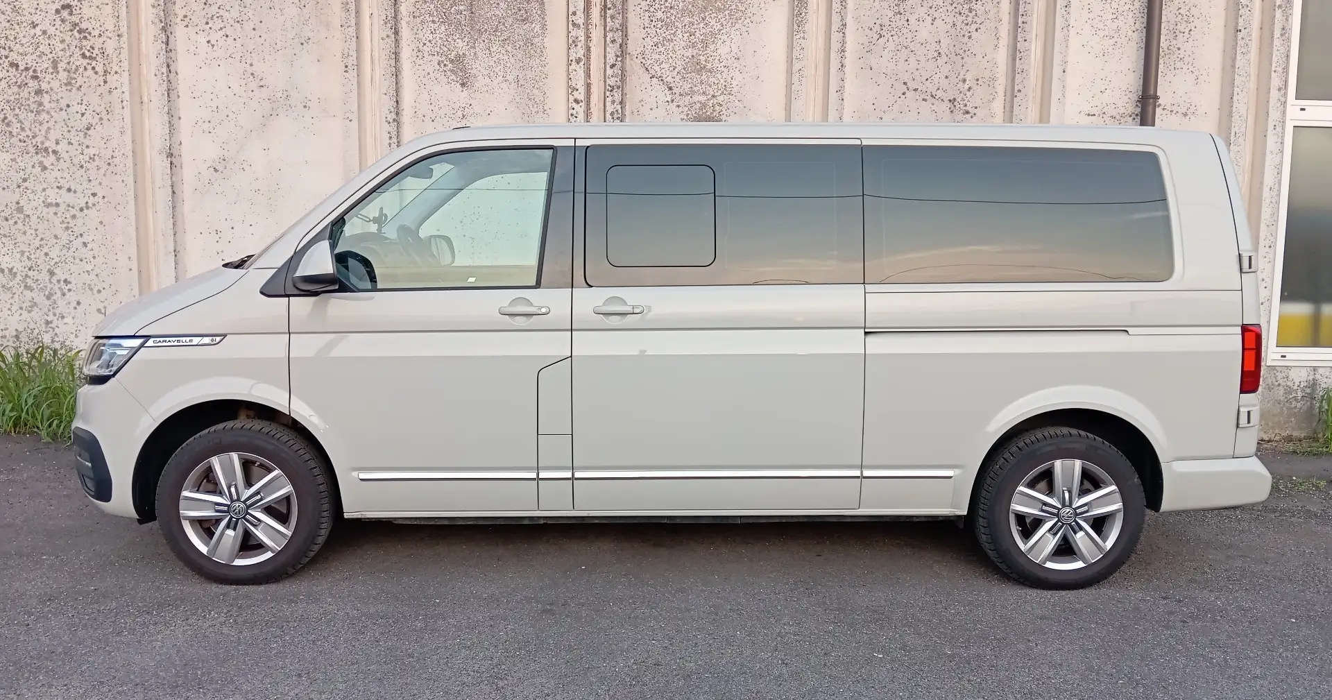 Volkswagen T6.1 Caravelle PASSO LUNGO Beige - 1