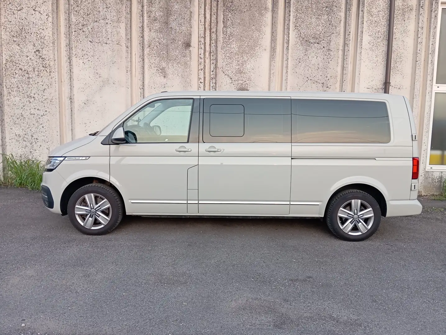 Volkswagen T6.1 Caravelle PASSO LUNGO Beige - 2