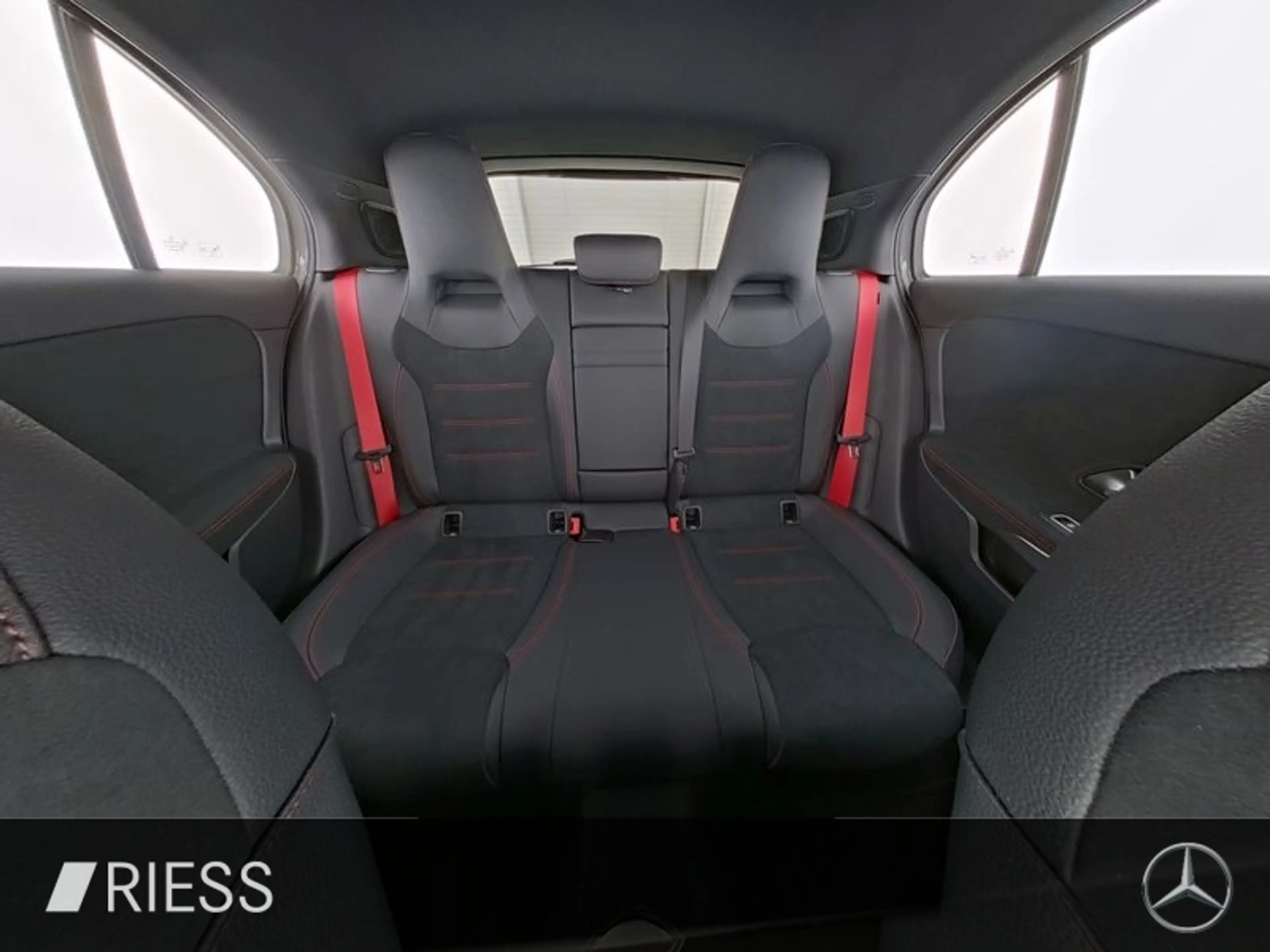 Mercedes-Benz A 35 AMG 4MATIC  Kompaktlimousine 360 ACC AUT LM — photo 8