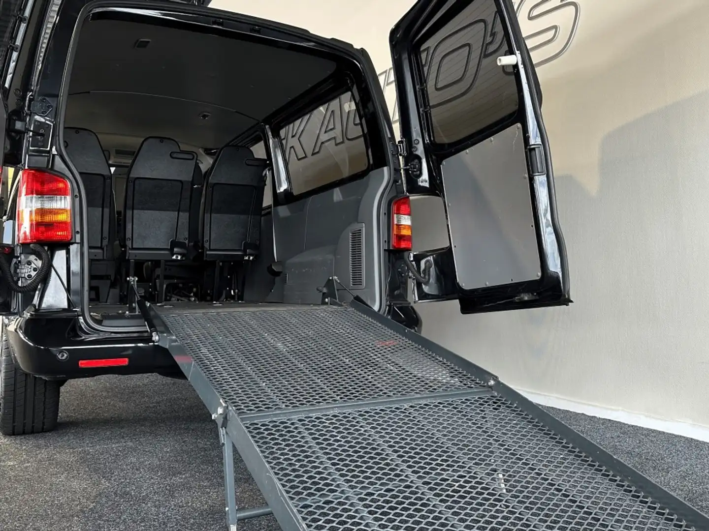 Volkswagen T5 2.5 TDI 340 ROLSTOELBUS l SCHUIFDEUR l L2H1 l TREK Zwart - 2