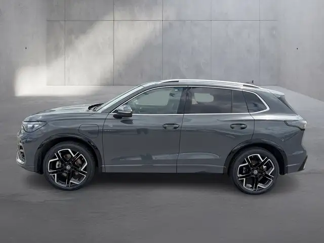 Volkswagen Tiguan view 2