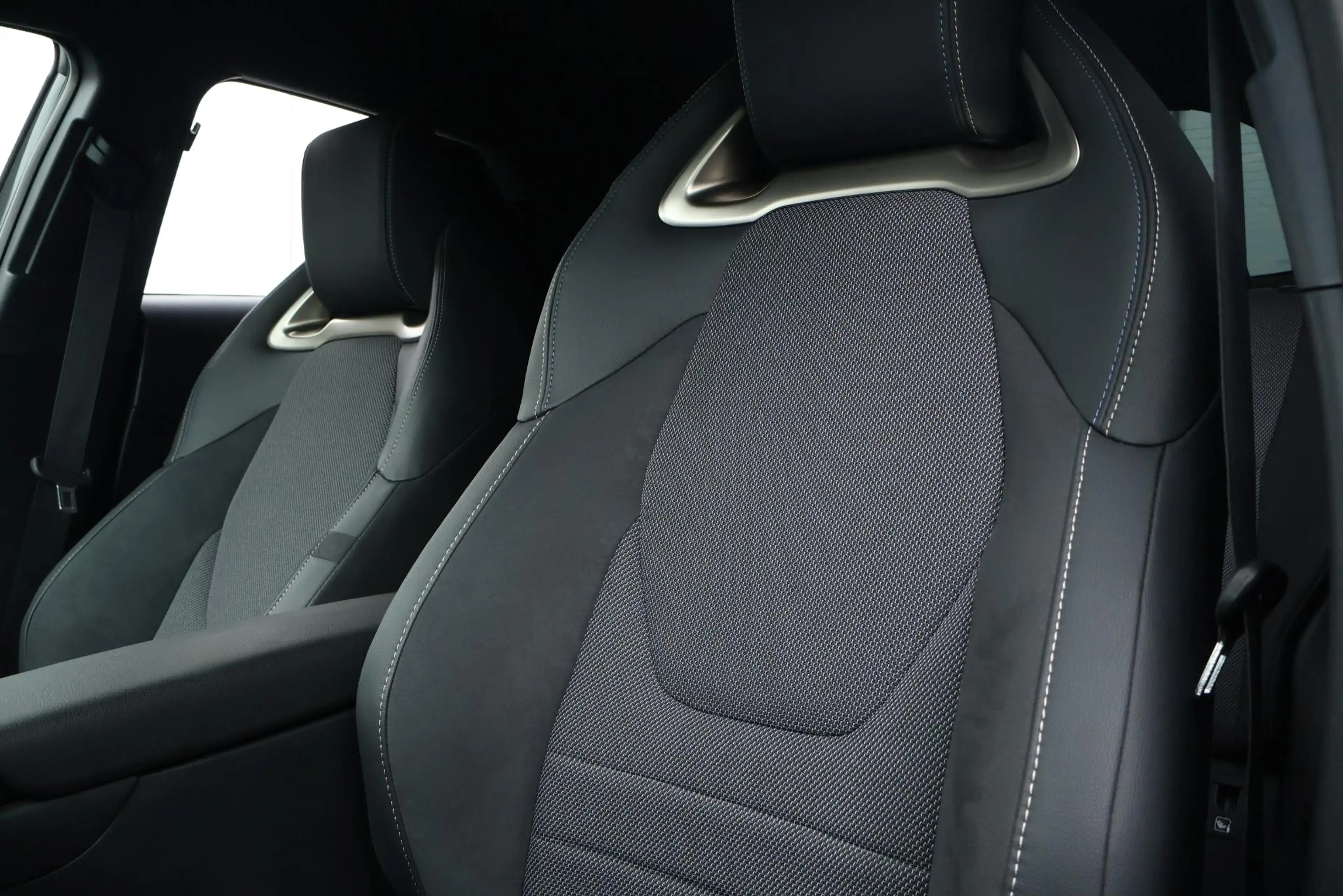 Toyota C-HR 2.0 Plug-in Hybrid 220 Executive / DAB / Cruise / — photo 12