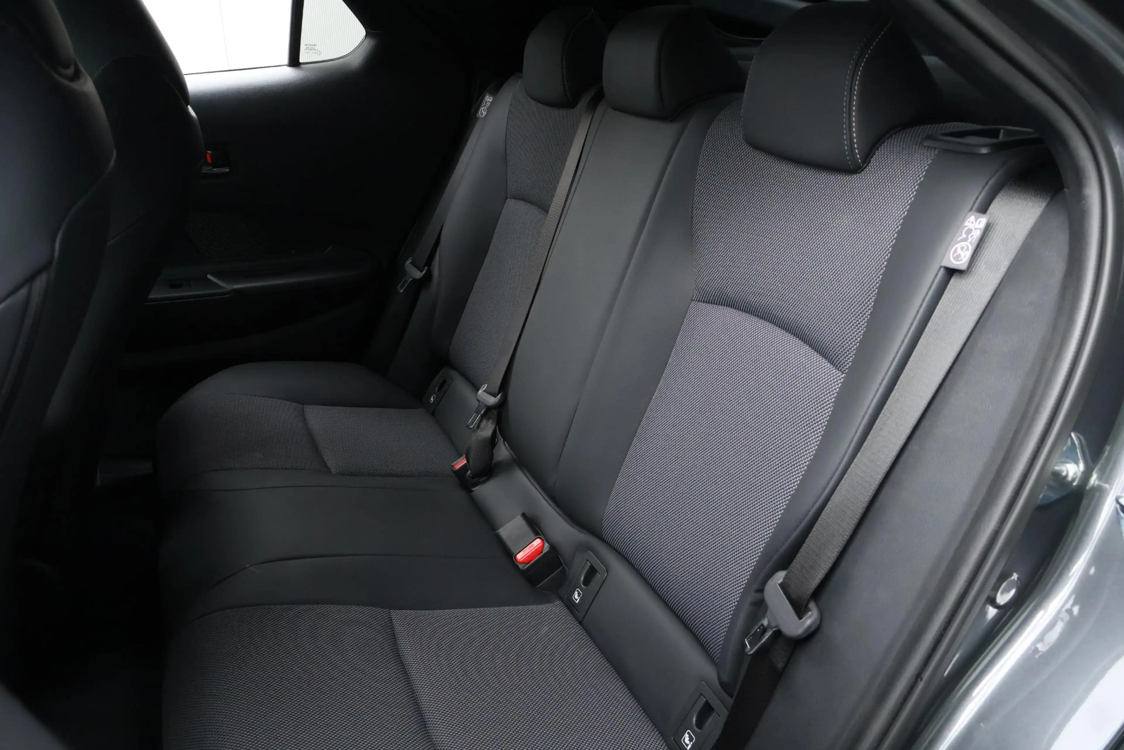 Toyota C-HR 2.0 Plug-in Hybrid 220 Executive / DAB / Cruise / — photo 13