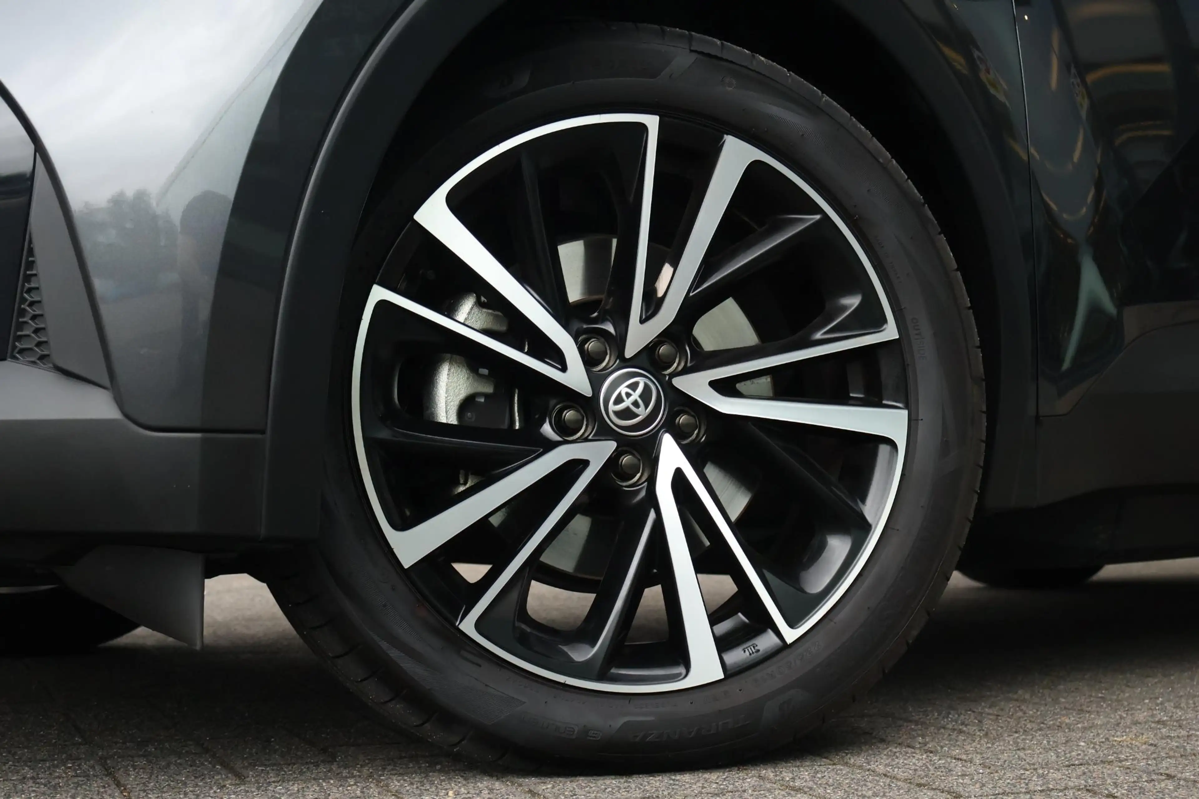 Toyota C-HR 2.0 Plug-in Hybrid 220 Executive / DAB / Cruise / — photo 4