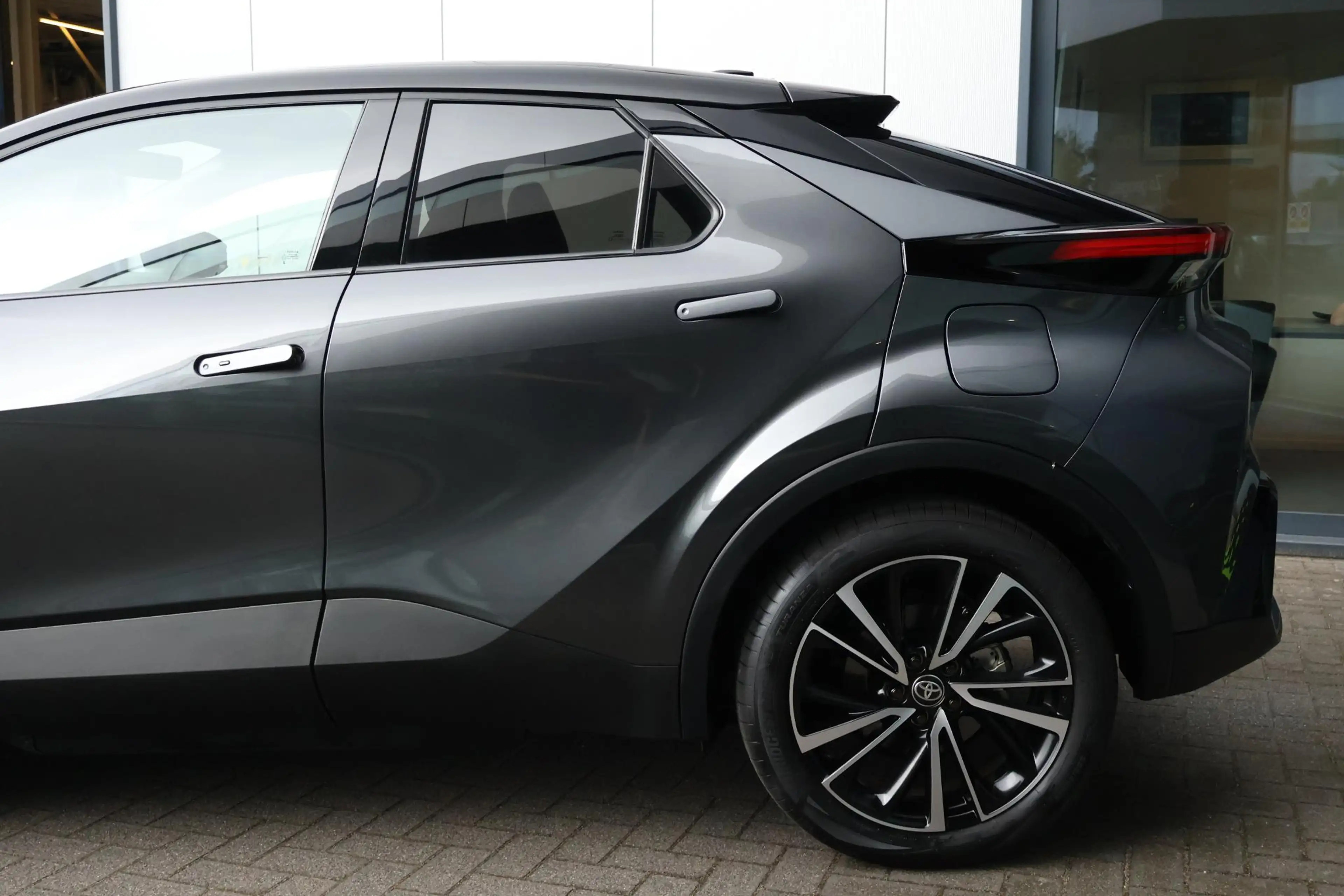 Toyota C-HR 2.0 Plug-in Hybrid 220 Executive / DAB / Cruise / — photo 5