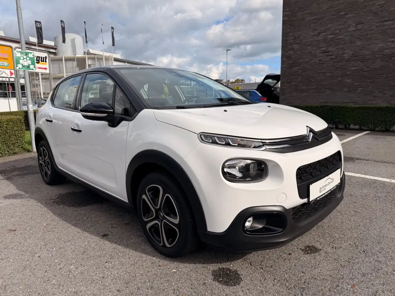 Citroen C3 1.2 PureTech Shine 2.HD*LED*NAVI*APPLECAR*TOP — photo 1 of 21