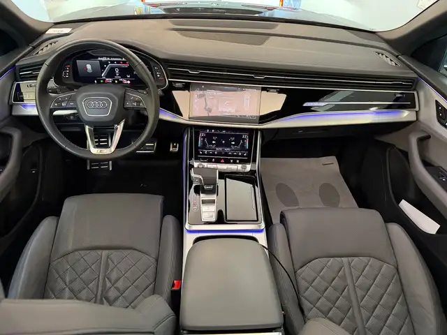Audi Q8 view 9