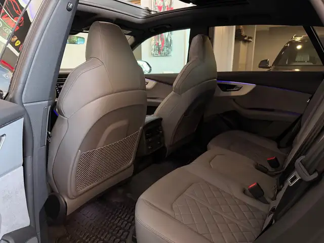 Audi Q8 view 11