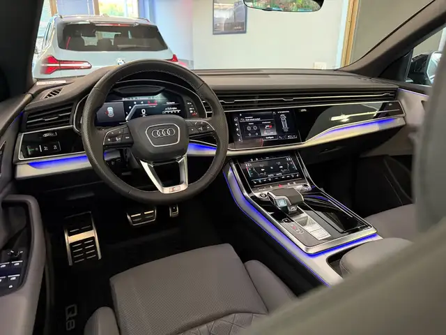 Audi Q8 view 10