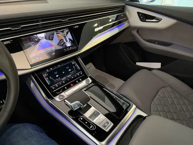 Audi Q8 view 5