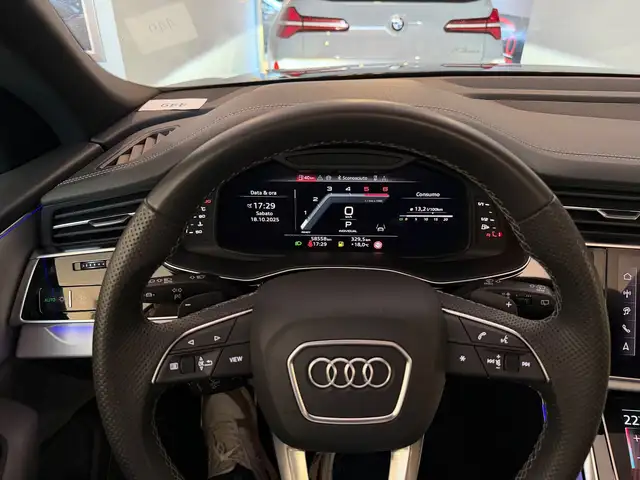 Audi Q8 view 7