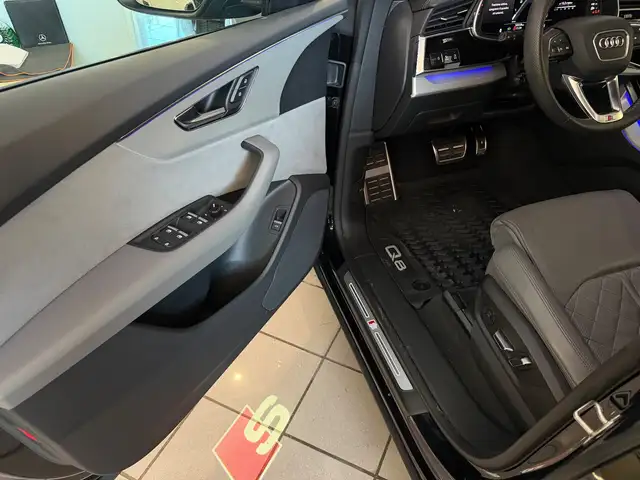 Audi Q8 view 8