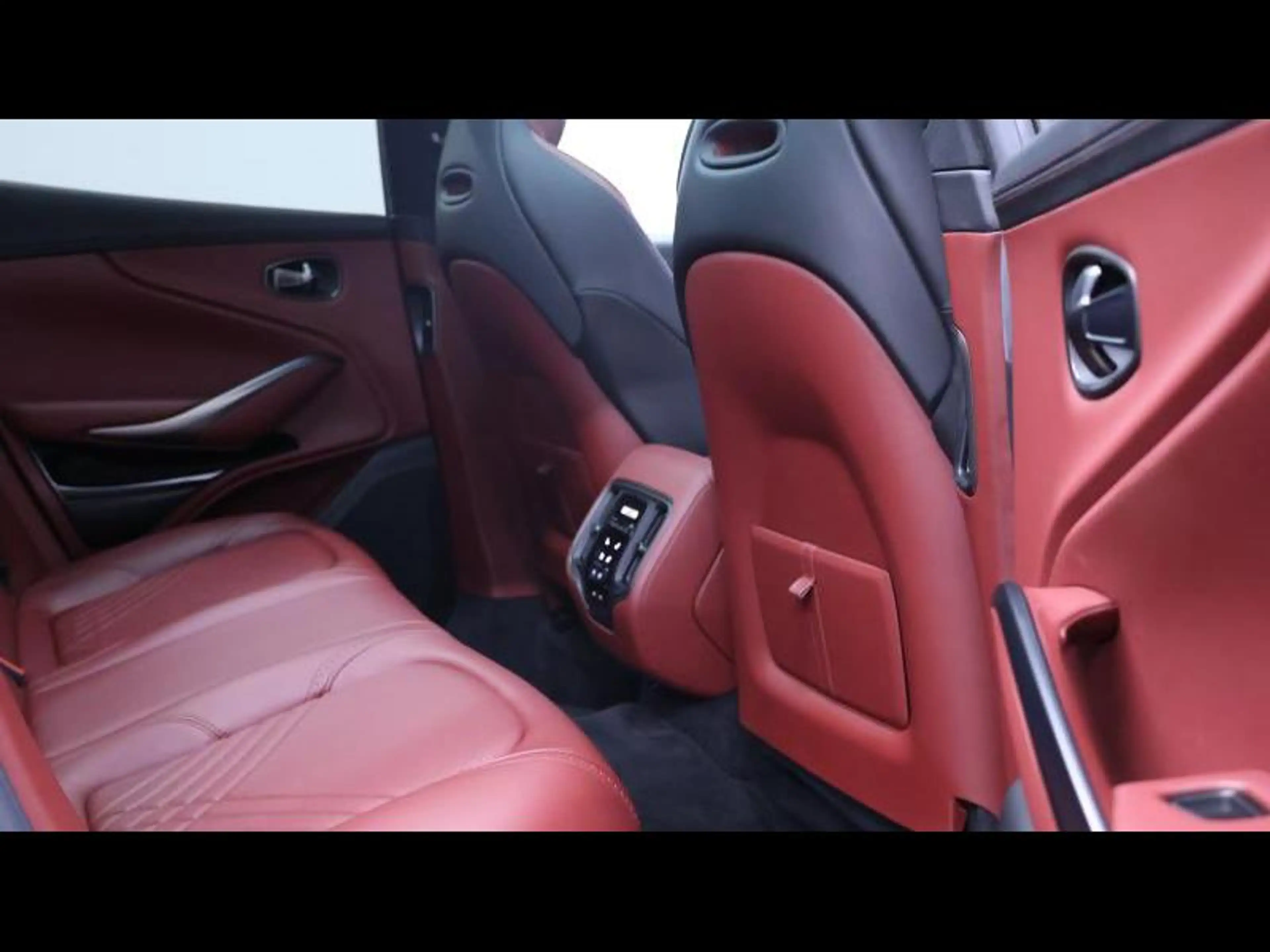Aston Martin DBX 4.0 V8 550 — photo 13