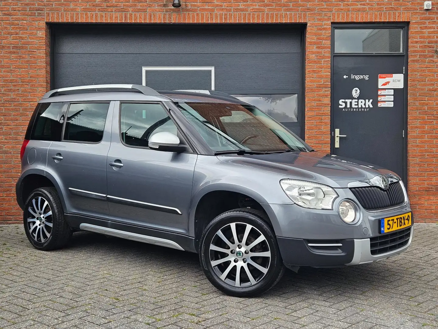 Skoda Yeti 1.2 TSI Ambition Cruise 17" Trekhaak Grijs - 1