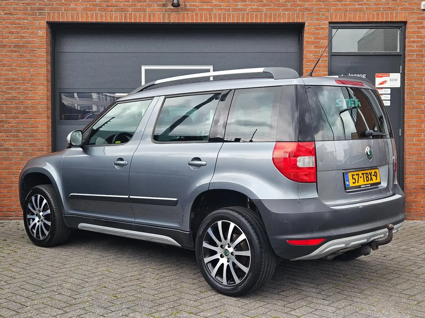 Skoda Yeti 1.2 TSI Ambition Cruise 17" Trekhaak Grijs - 2