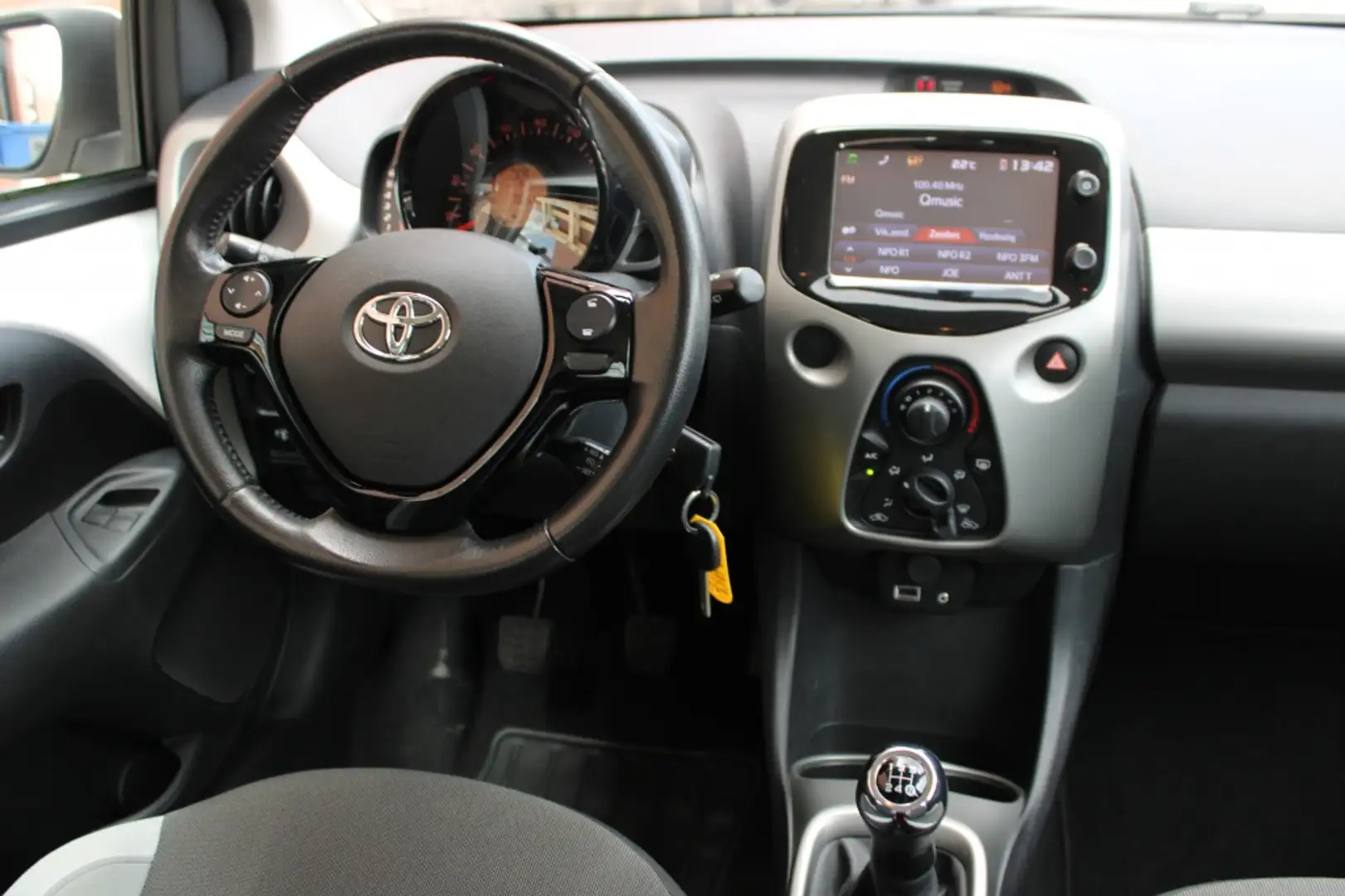Toyota Aygo 1.0 VVT-i x-nav | Navigatie | Parkeercamera | Airc Білий - 2