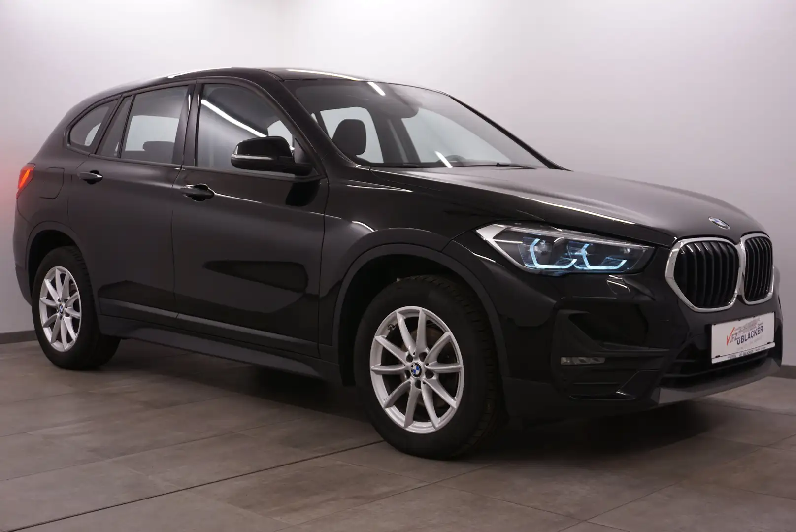 BMW X1 sDrive 18 d // adaptiv LED Scheinwerfer // Schwarz - 1
