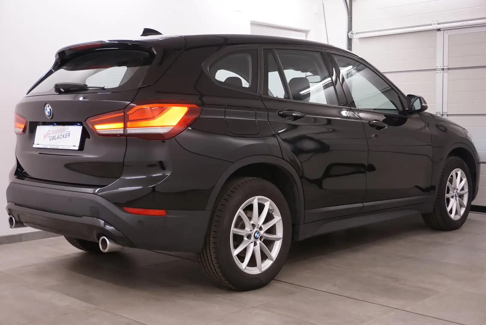 BMW X1 sDrive 18 d // adaptiv LED Scheinwerfer // Schwarz - 2